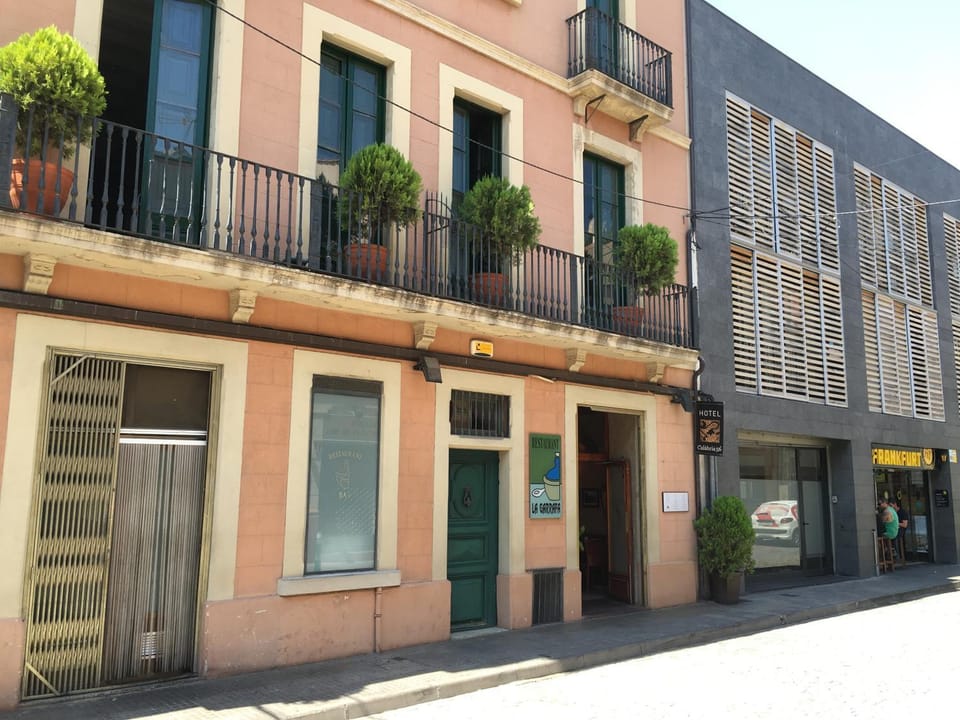 Restaurant/places to eat, Facade/entrance, Lobby or reception