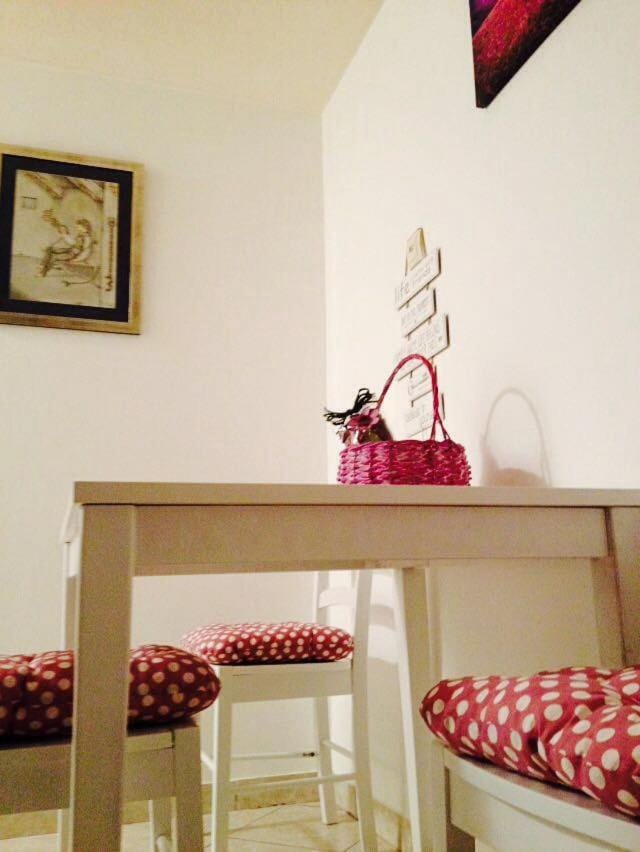 Food and drinks, Decorative detail, Seating area, Dining area