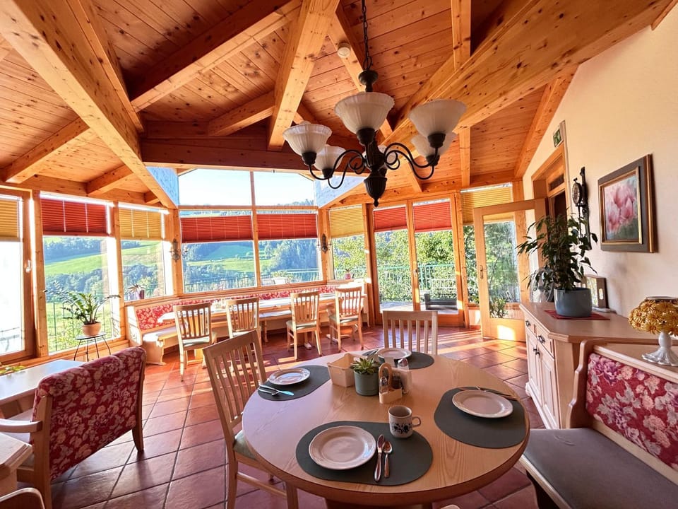 Seating area, Dining area