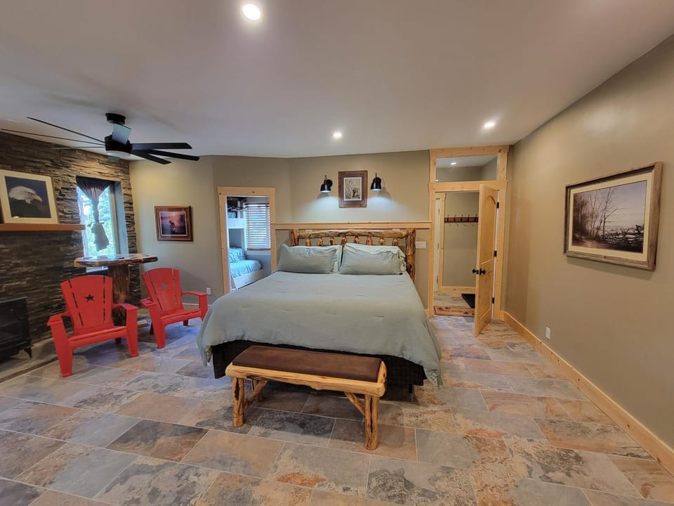 Photo of the whole room, Bedroom