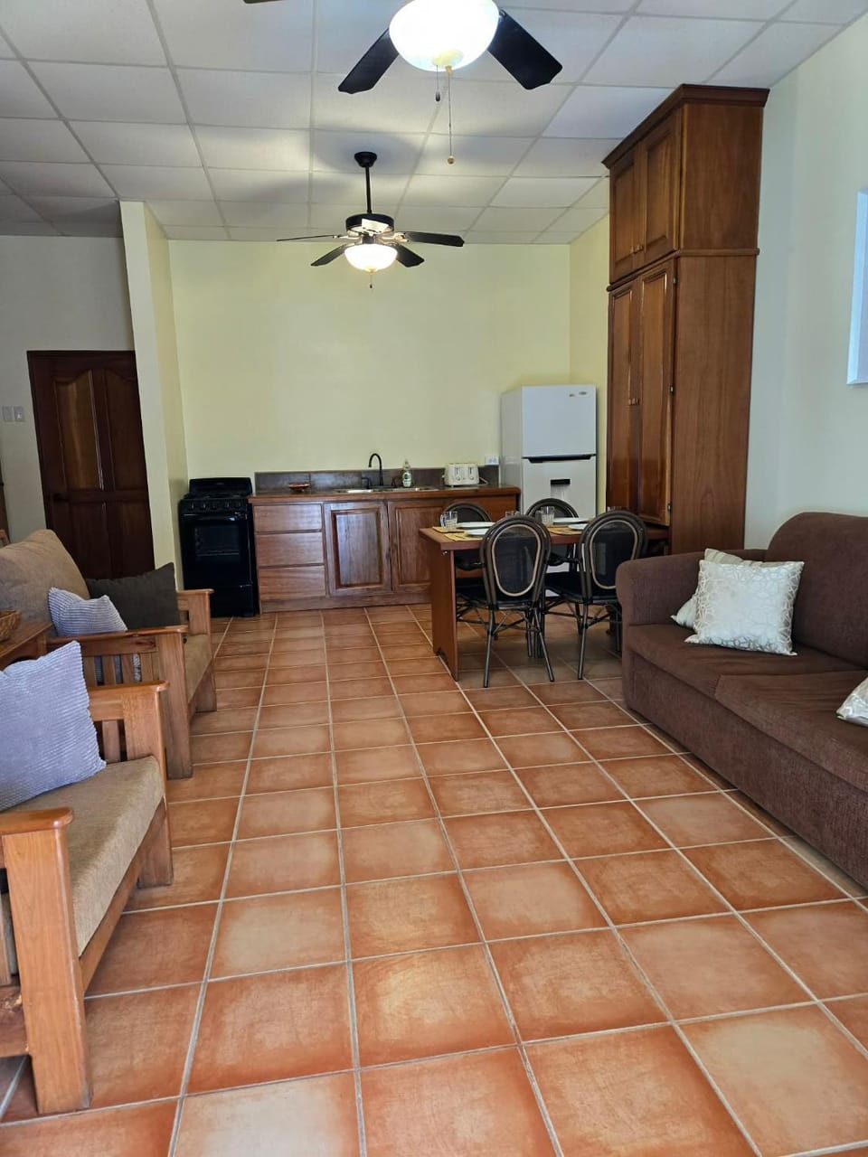 Kitchen or kitchenette, Seating area, Dining area