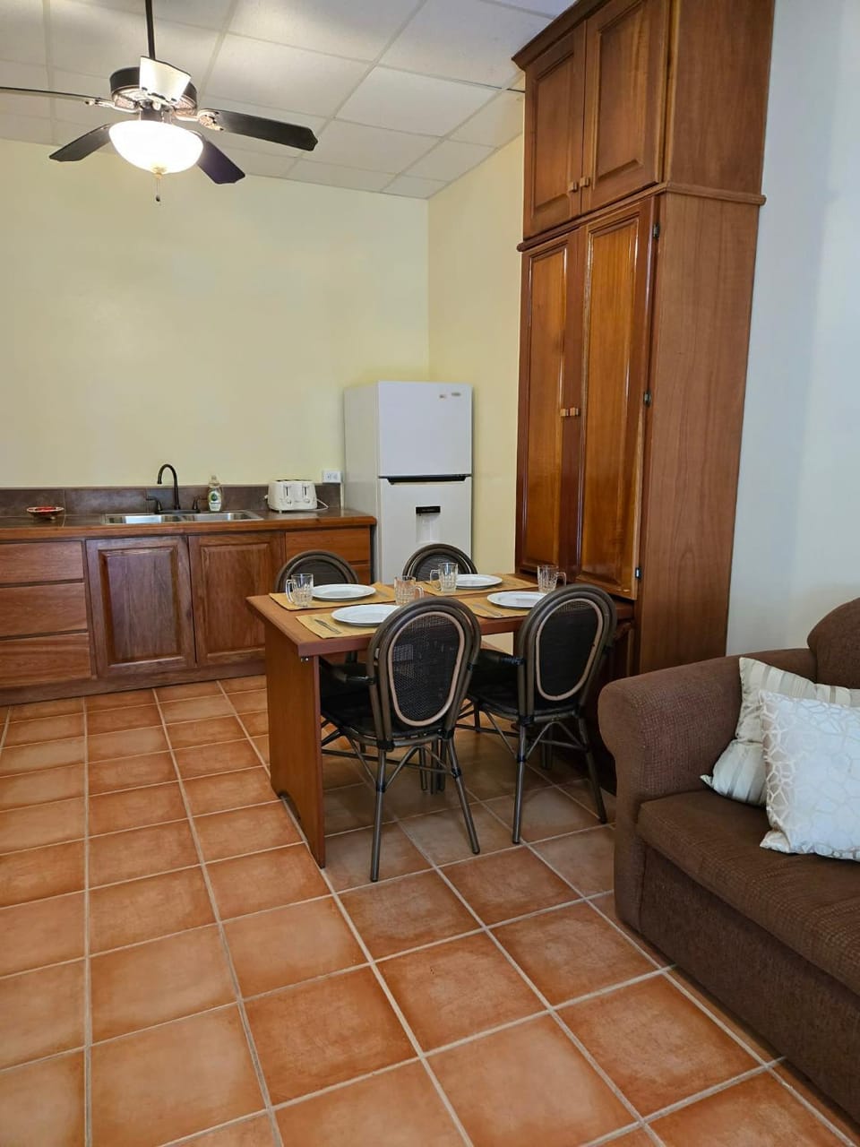 Kitchen or kitchenette, Dining area