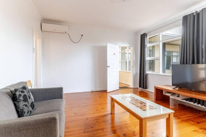Glenelg Holiday Apartments-Ellis 200 meters to the Beach Free Parking Apartment in Moseley Street