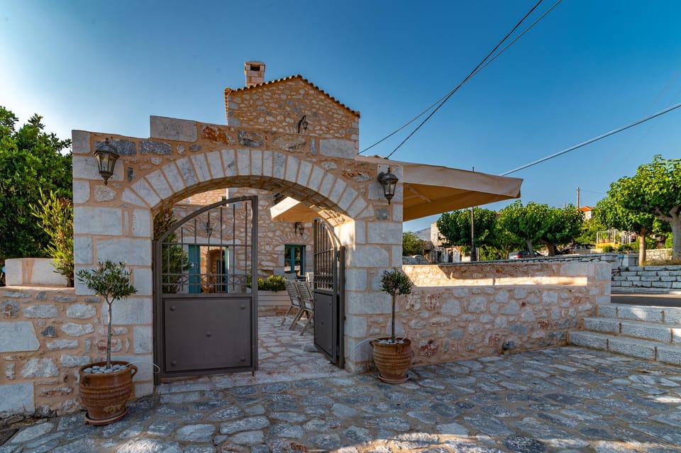 Property building, Facade/entrance, Balcony/Terrace