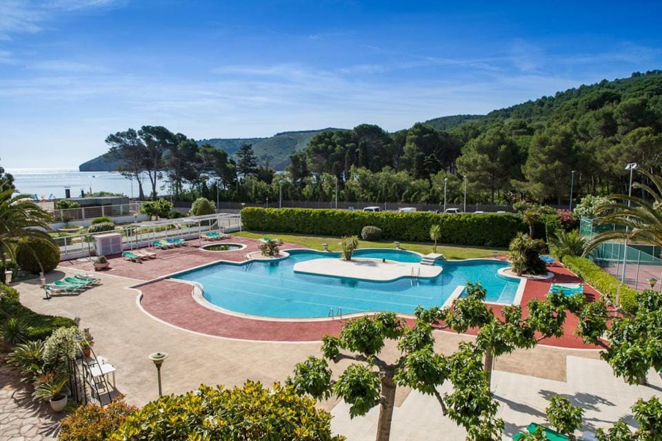 Facade/entrance, Garden, Solarium, Balcony/Terrace, Balcony/Terrace, Swimming pool, Swimming pool