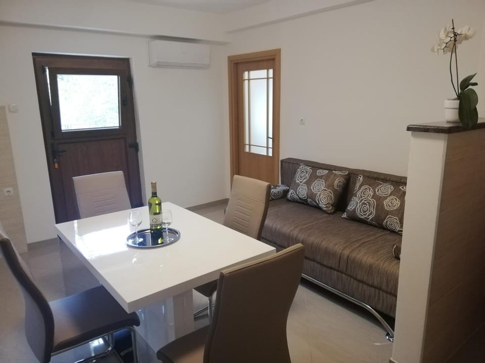 Seating area, Dining area