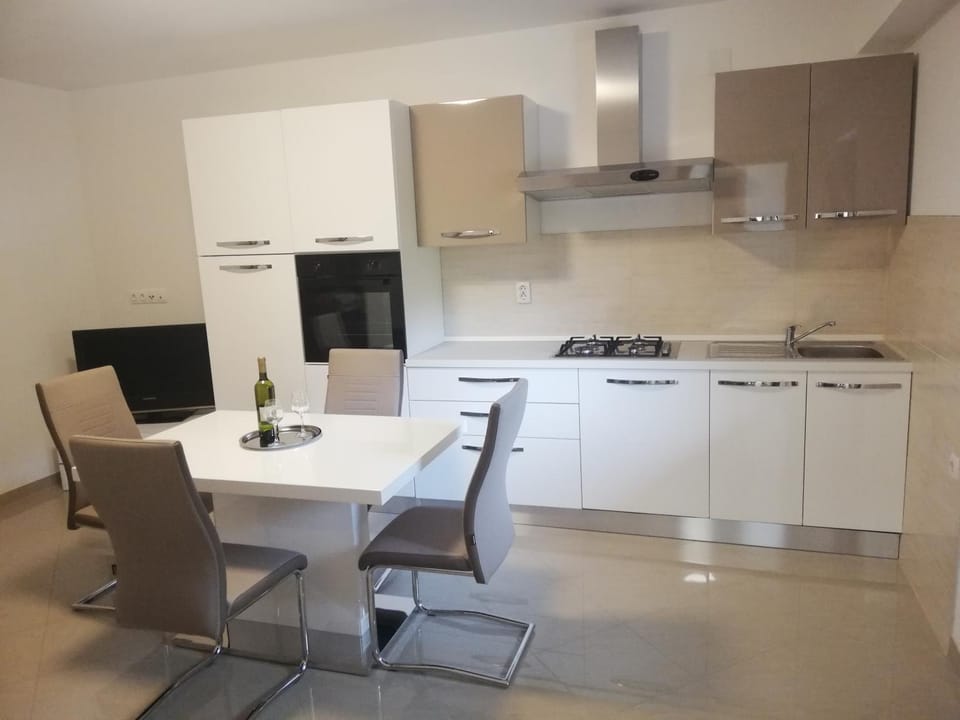 Kitchen or kitchenette, Dining area, dishwasher, oven