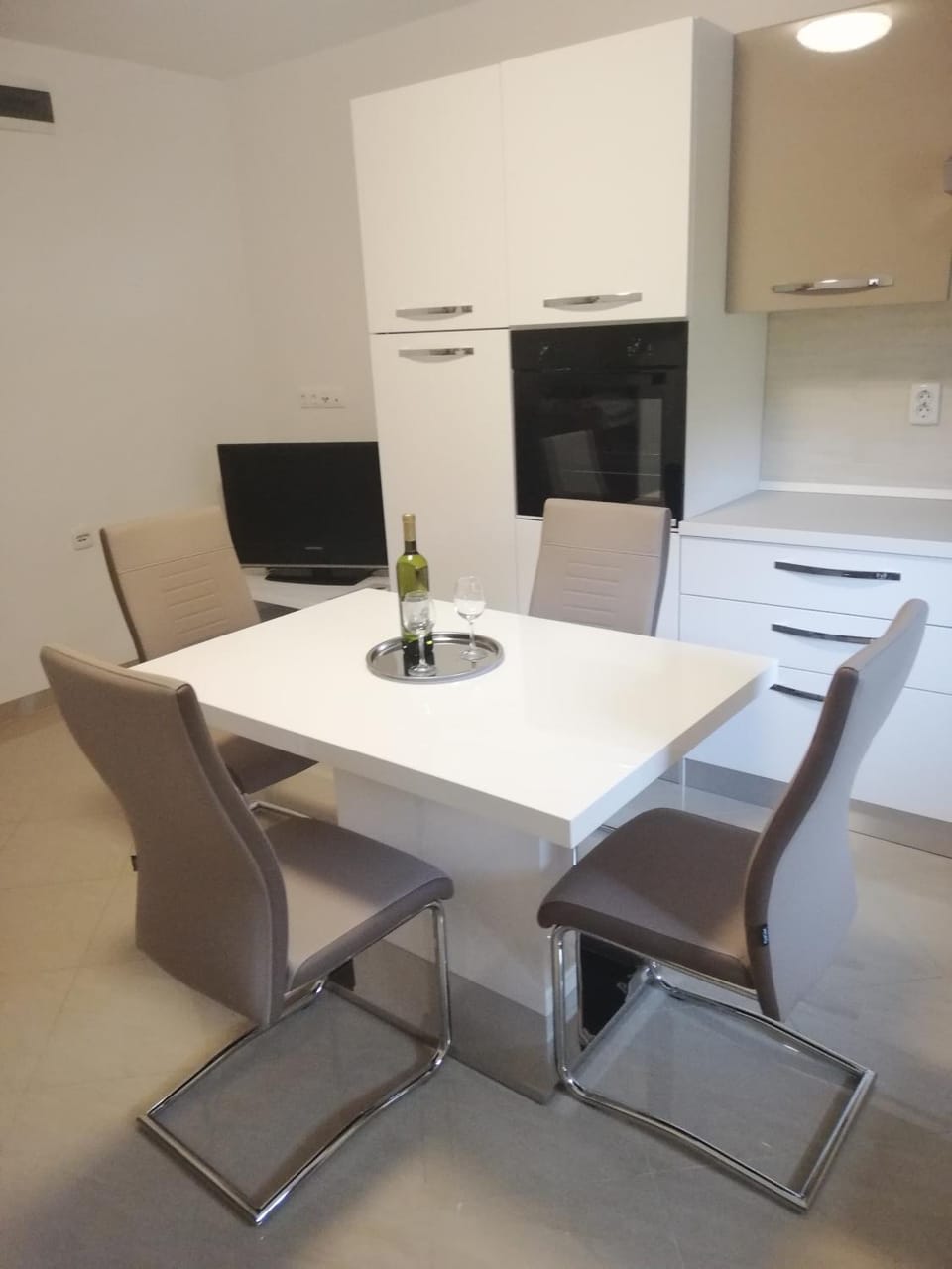 TV and multimedia, Kitchen or kitchenette, Dining area
