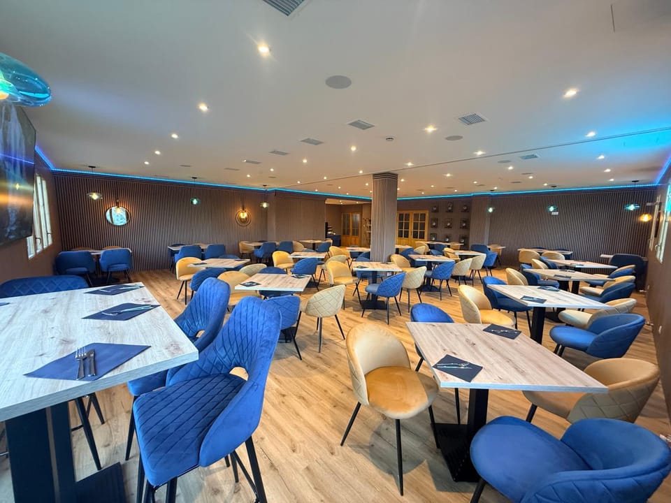 Restaurant/places to eat, Restaurant/places to eat, TV and multimedia, Banquet/Function facilities