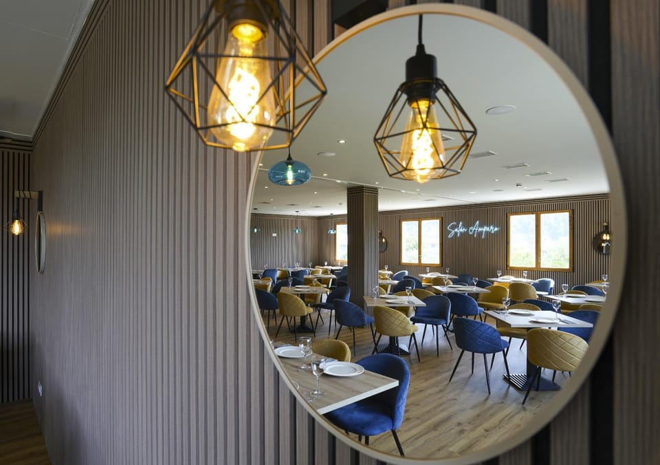 Restaurant/places to eat, Restaurant/places to eat, Banquet/Function facilities