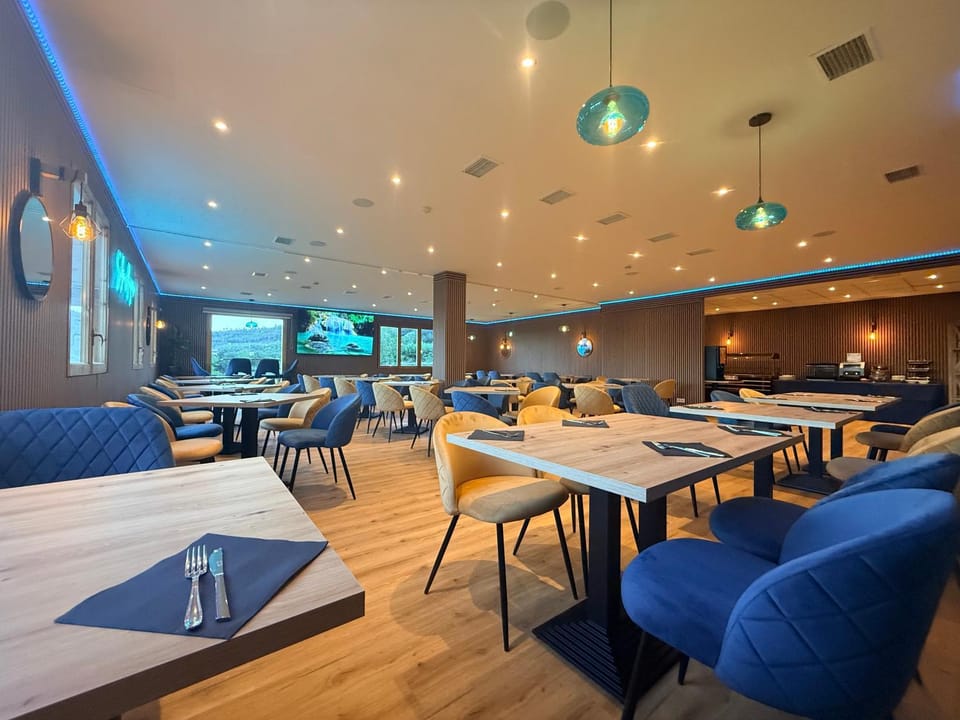 Restaurant/places to eat, Restaurant/places to eat, Banquet/Function facilities