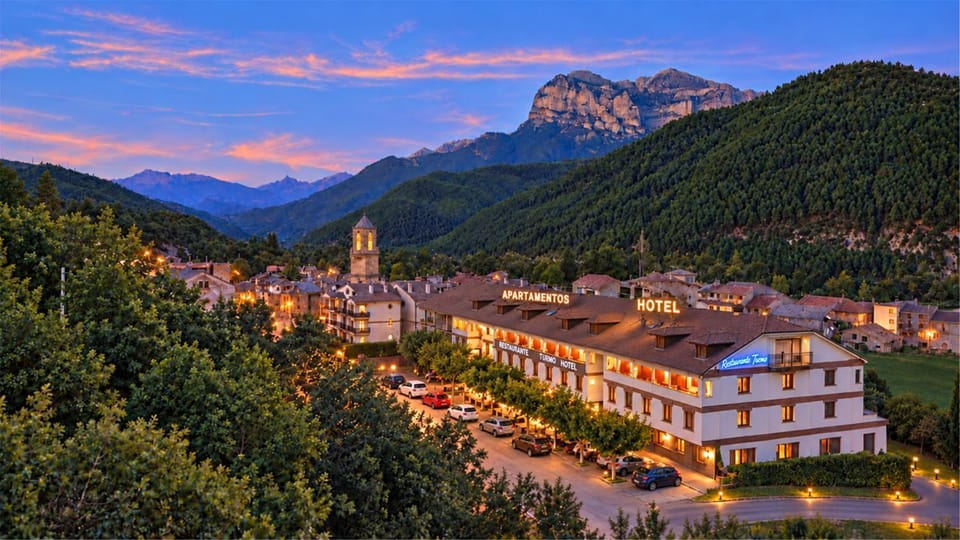 Property building, Restaurant/places to eat, Bird's eye view, Mountain view, Area and facilities