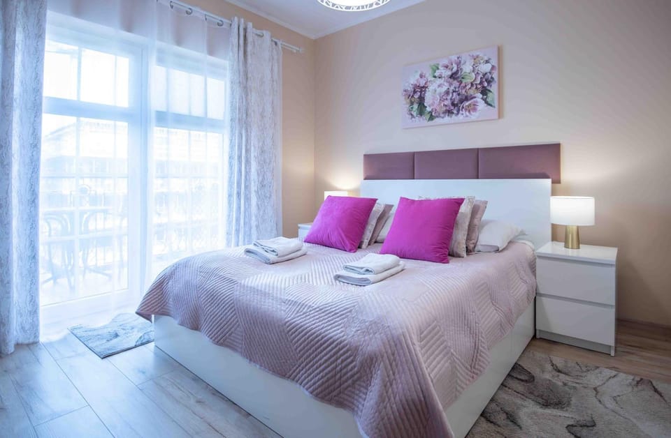 Bed, Photo of the whole room, towels