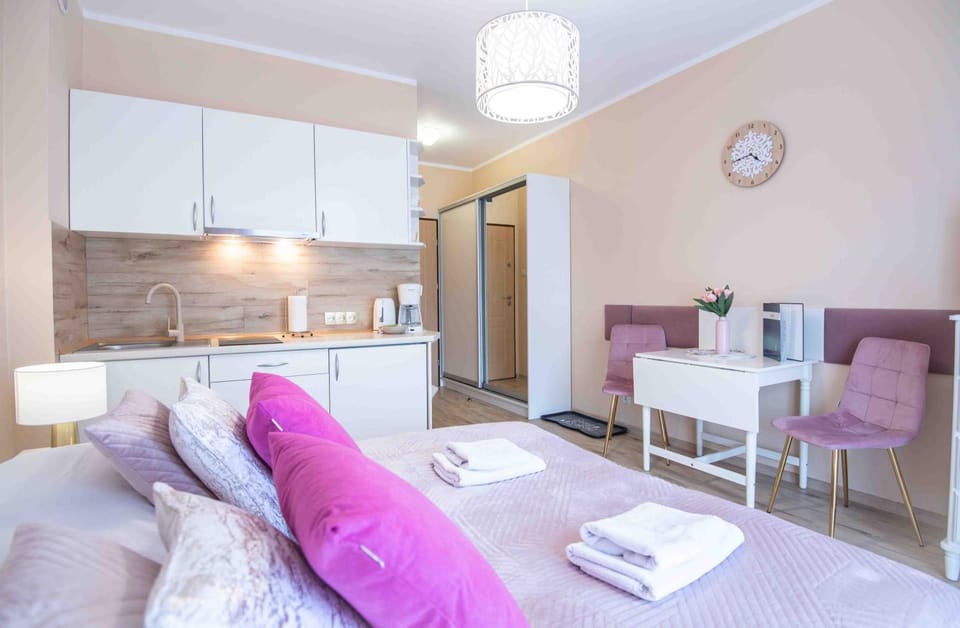 Bed, Kitchen or kitchenette, Photo of the whole room, Bedroom, towels