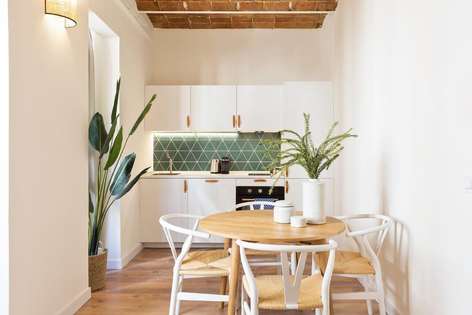 Kitchen or kitchenette, Dining area