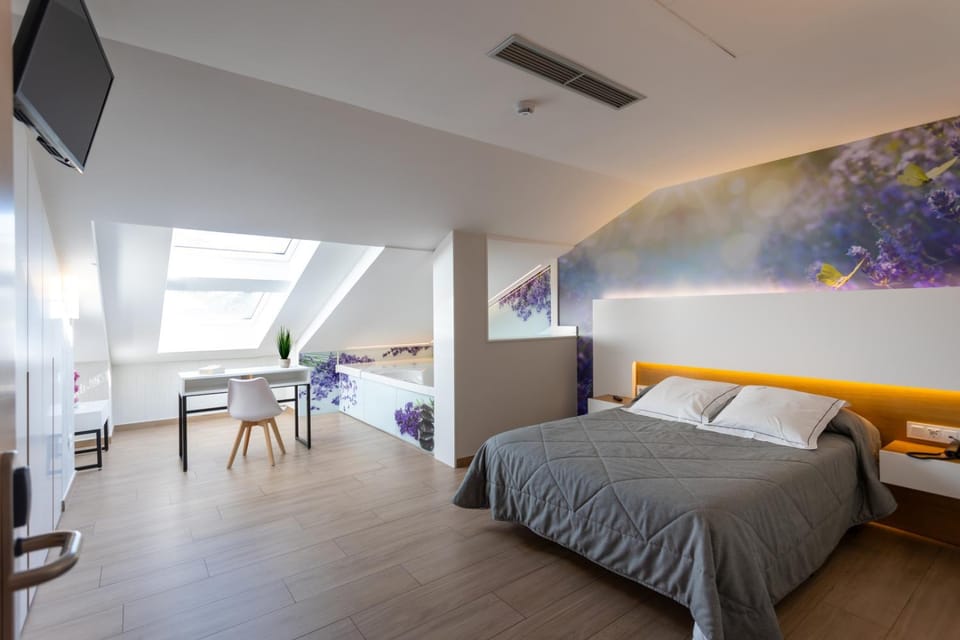 Photo of the whole room, Bedroom