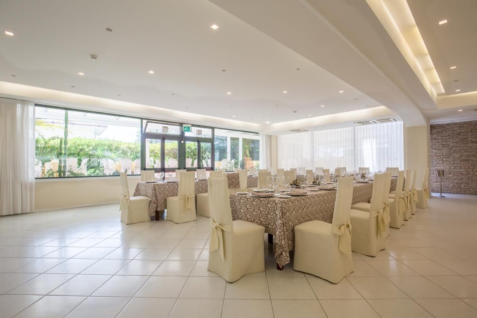 Restaurant/places to eat, Banquet/Function facilities