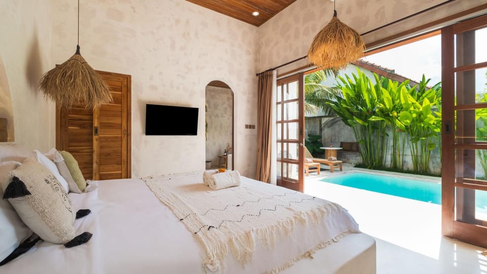 Bed, TV and multimedia, Photo of the whole room, Bedroom, Garden view, Pool view, sunbed, towels