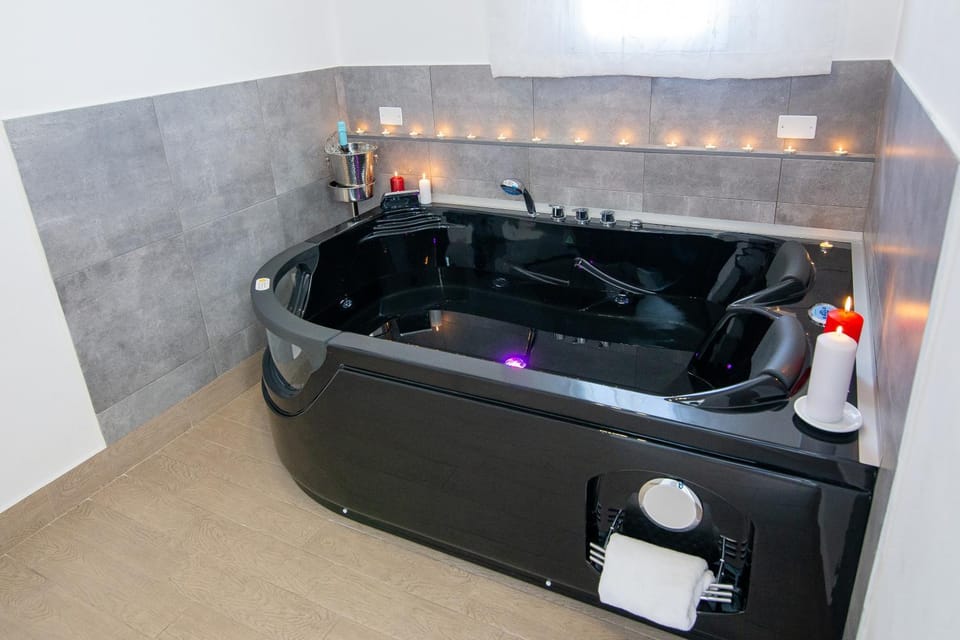 Hot Tub, Massage, Bathroom, Spa and wellness centre/facilities