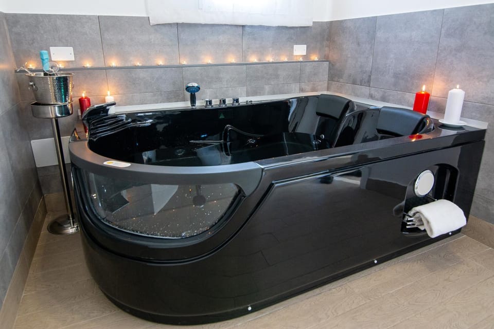 Hot Tub, Sauna, Steam room, Bathroom, Spa and wellness centre/facilities, Alcoholic drinks, Non alcoholic drinks, Bath