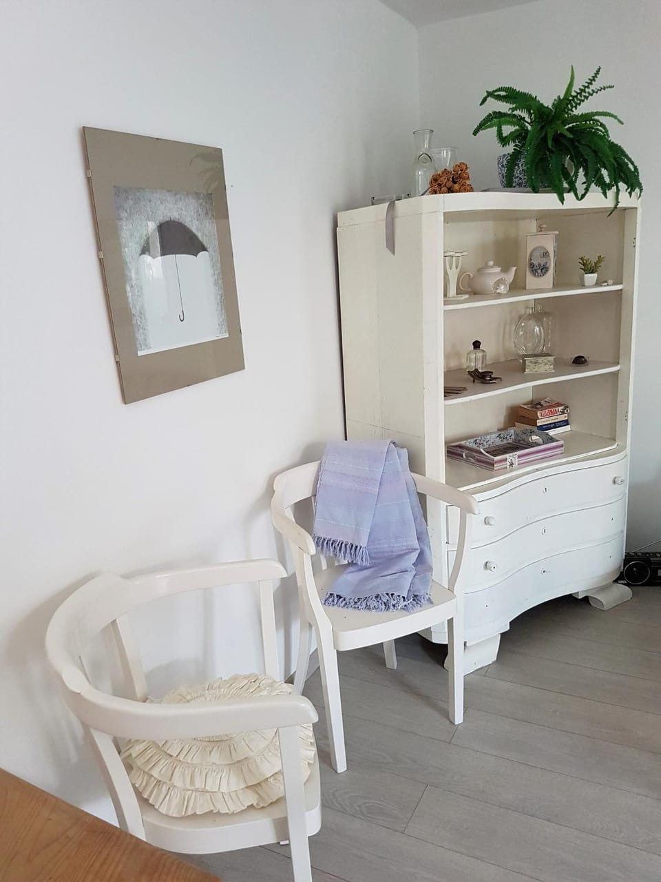 Photo of the whole room, Decorative detail, Decorative detail