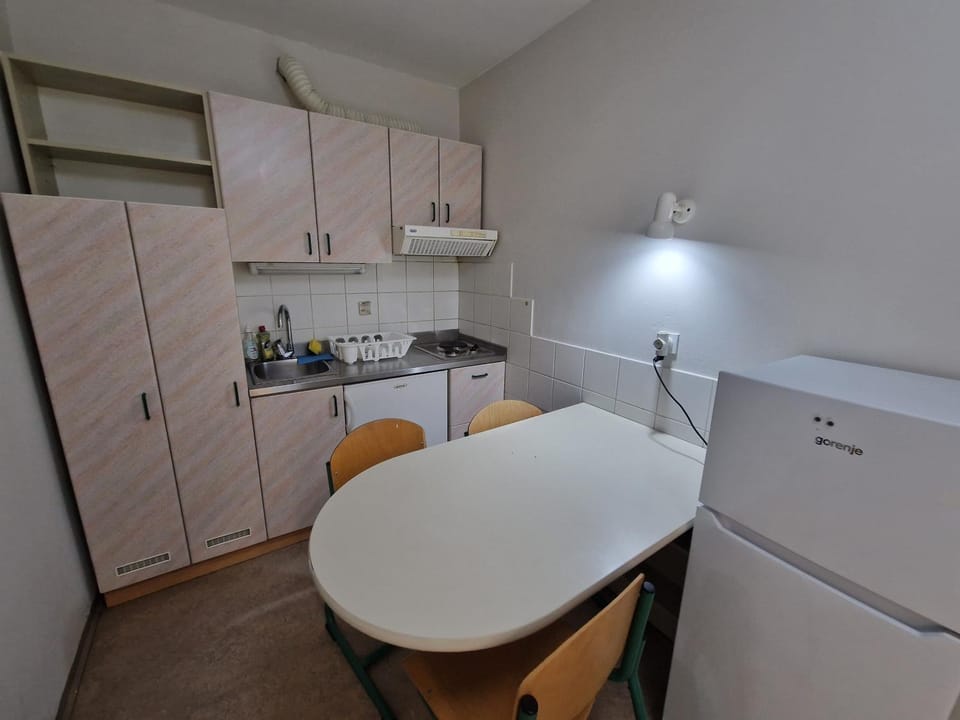 Kitchen or kitchenette, Communal kitchen