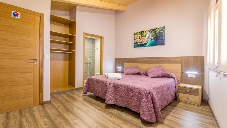 TV and multimedia, Photo of the whole room, Decorative detail, Bedroom