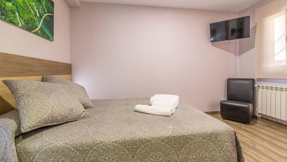 TV and multimedia, Photo of the whole room, Decorative detail, Bedroom