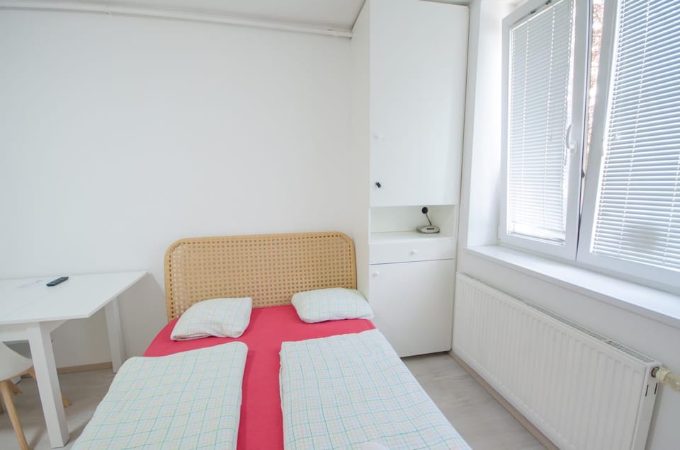 Bed, Seating area, Dining area