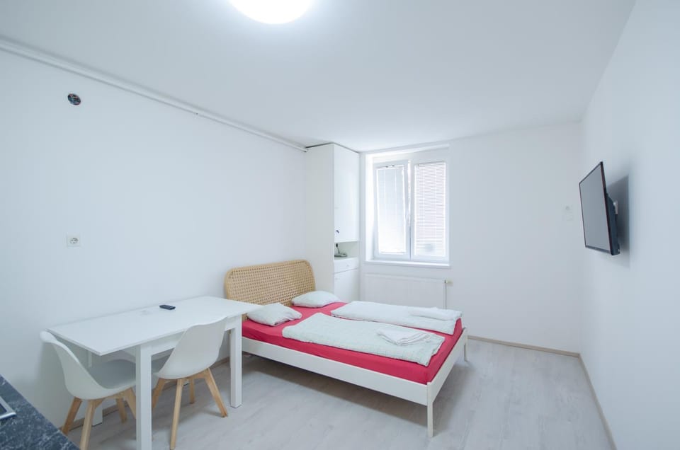 Bed, TV and multimedia, Seating area, Bedroom