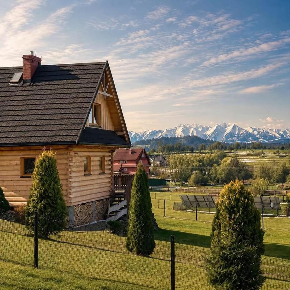 Pocztówka z Mizernej, drewniane domki, widok na Tatry, blisko Velo Czorsztyn, Jezioro Czorsztyńskie, rowery, spokojna okolica Nature lodge in Lesser Poland Voivodeship