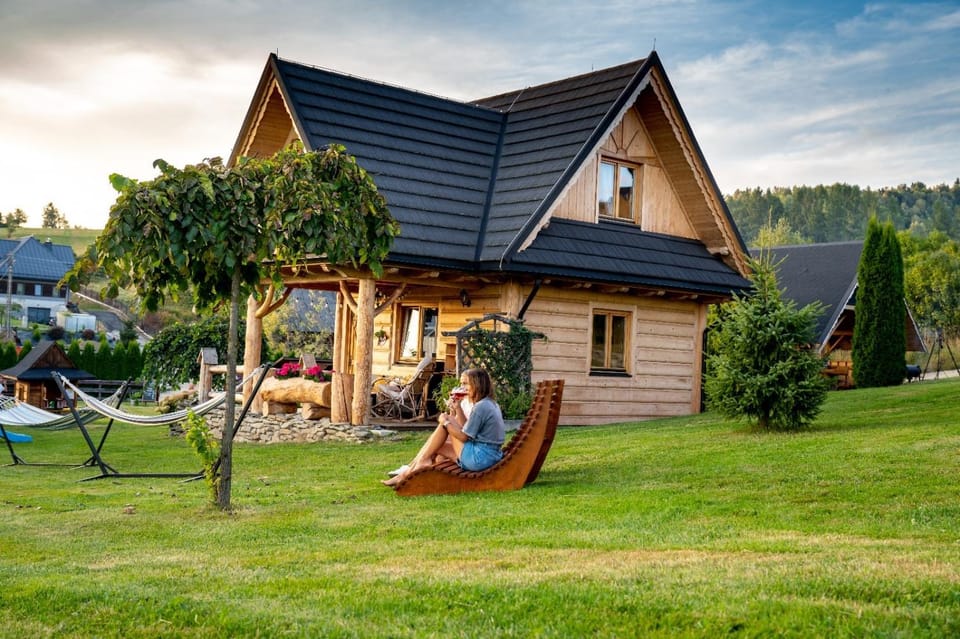 Pocztówka z Mizernej, drewniane domki, widok na Tatry, blisko Velo Czorsztyn, Jezioro Czorsztyńskie, rowery, spokojna okolica Nature lodge in Lesser Poland Voivodeship