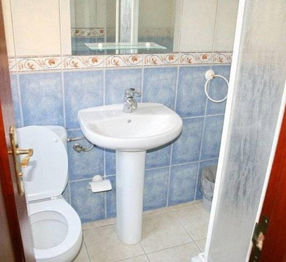 Shower, Toilet