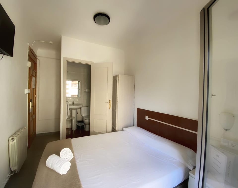 Toilet, Bed, Bathroom, TV and multimedia, Photo of the whole room, City view