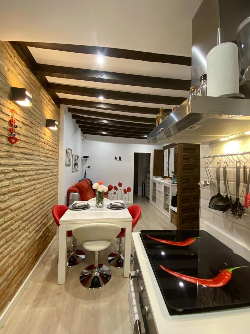 Kitchen or kitchenette, Dining area