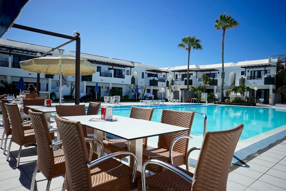 Lounge or bar, Food and drinks, Food, Swimming pool, Swimming pool, Breakfast, Drinks, Alcoholic drinks, Non alcoholic drinks