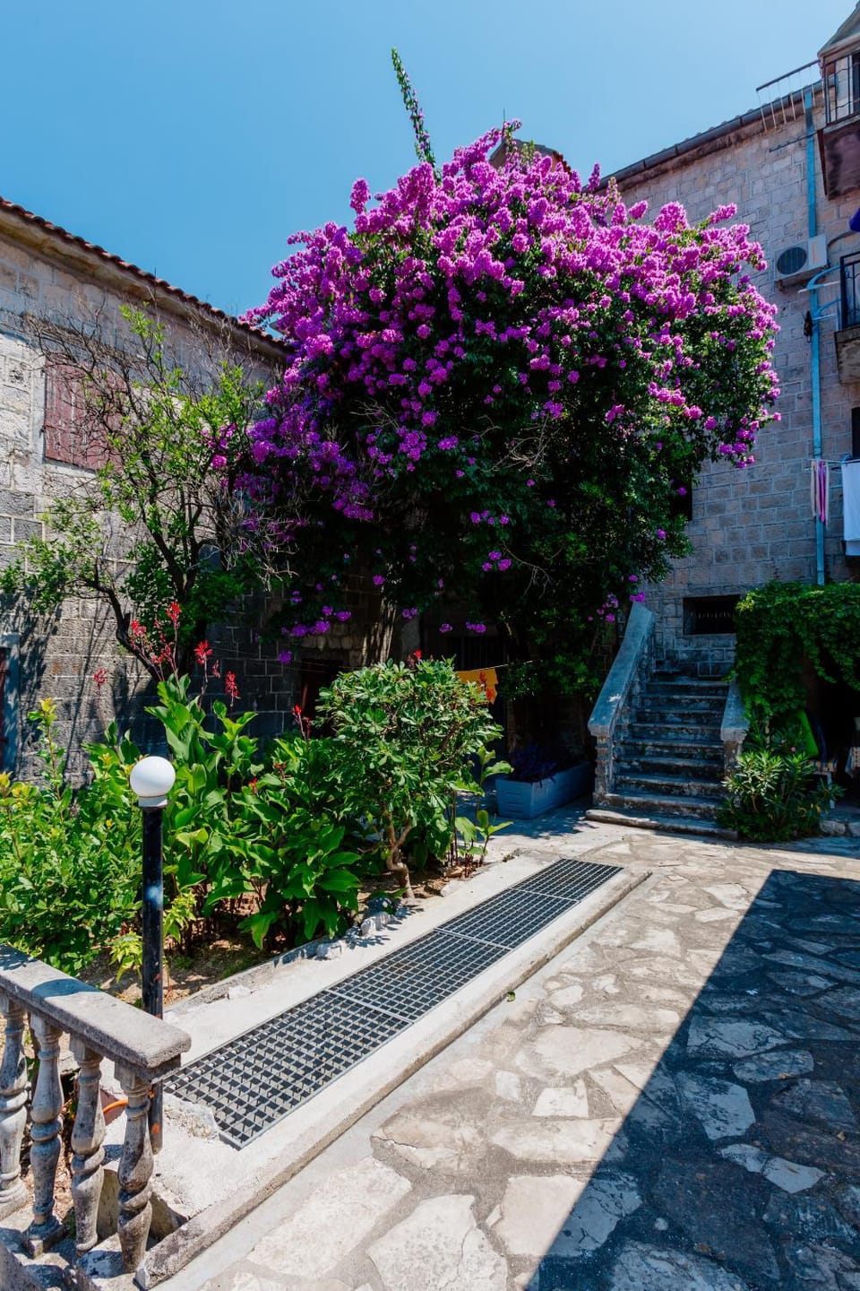 Property building, Facade/entrance