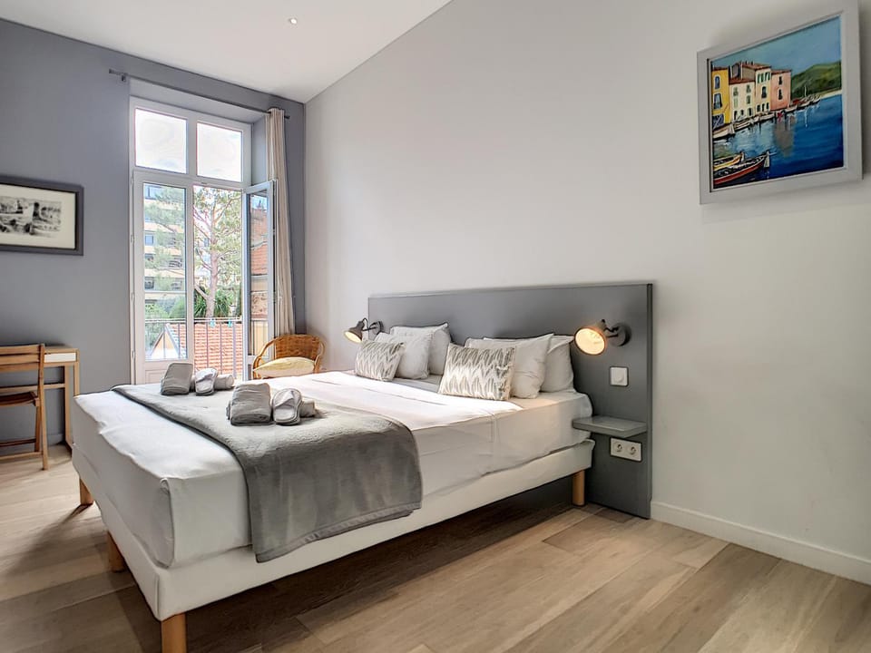 Photo of the whole room, Bedroom