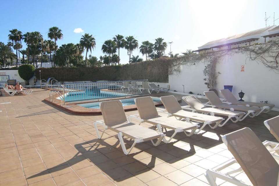 Swimming pool, sunbed