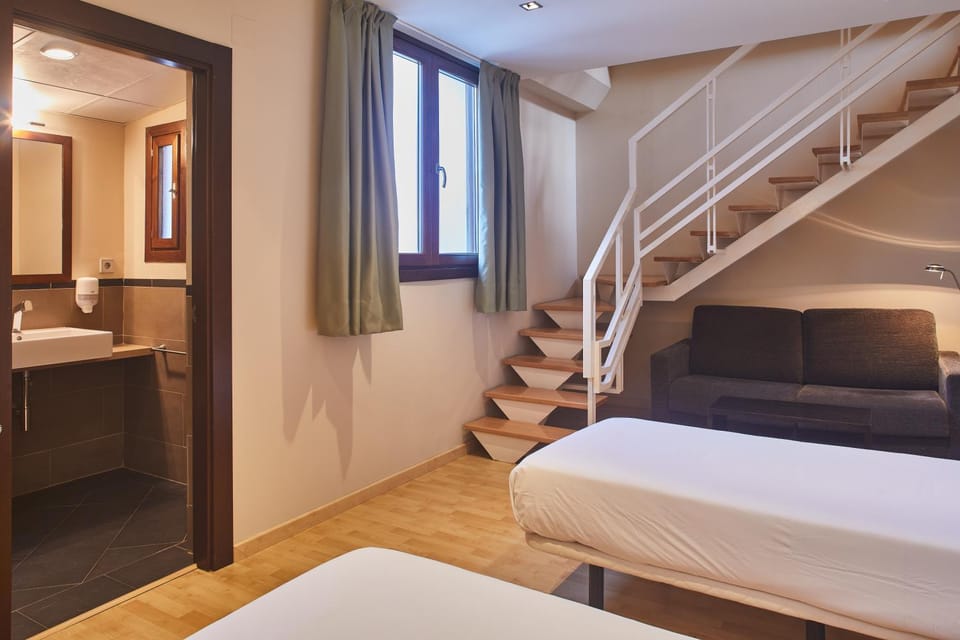 Bed, Seating area, Bedroom