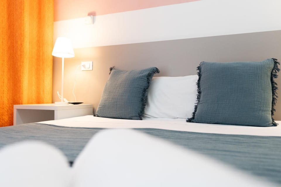 Bed, Living room, Photo of the whole room, Bedroom