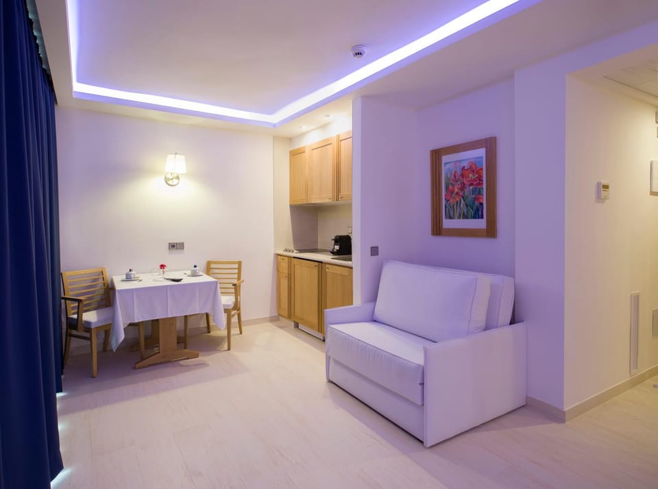 Coffee/tea facilities, Kitchen or kitchenette