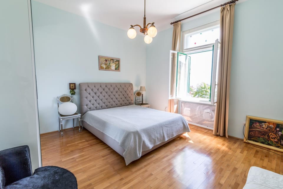 Bedroom, Text overlay