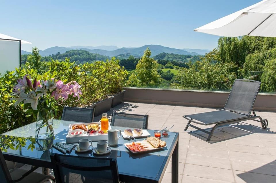 Off site, View (from property/room), View (from property/room), Balcony/Terrace, Photo of the whole room, Garden view, Mountain view