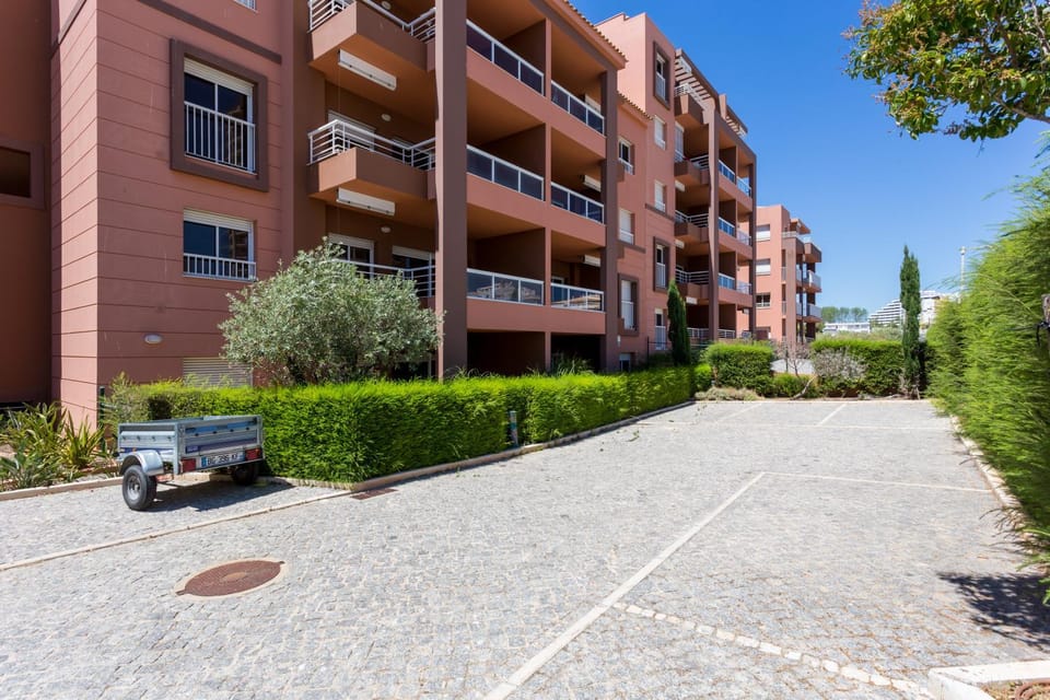 Property building, Facade/entrance, Area and facilities, Parking