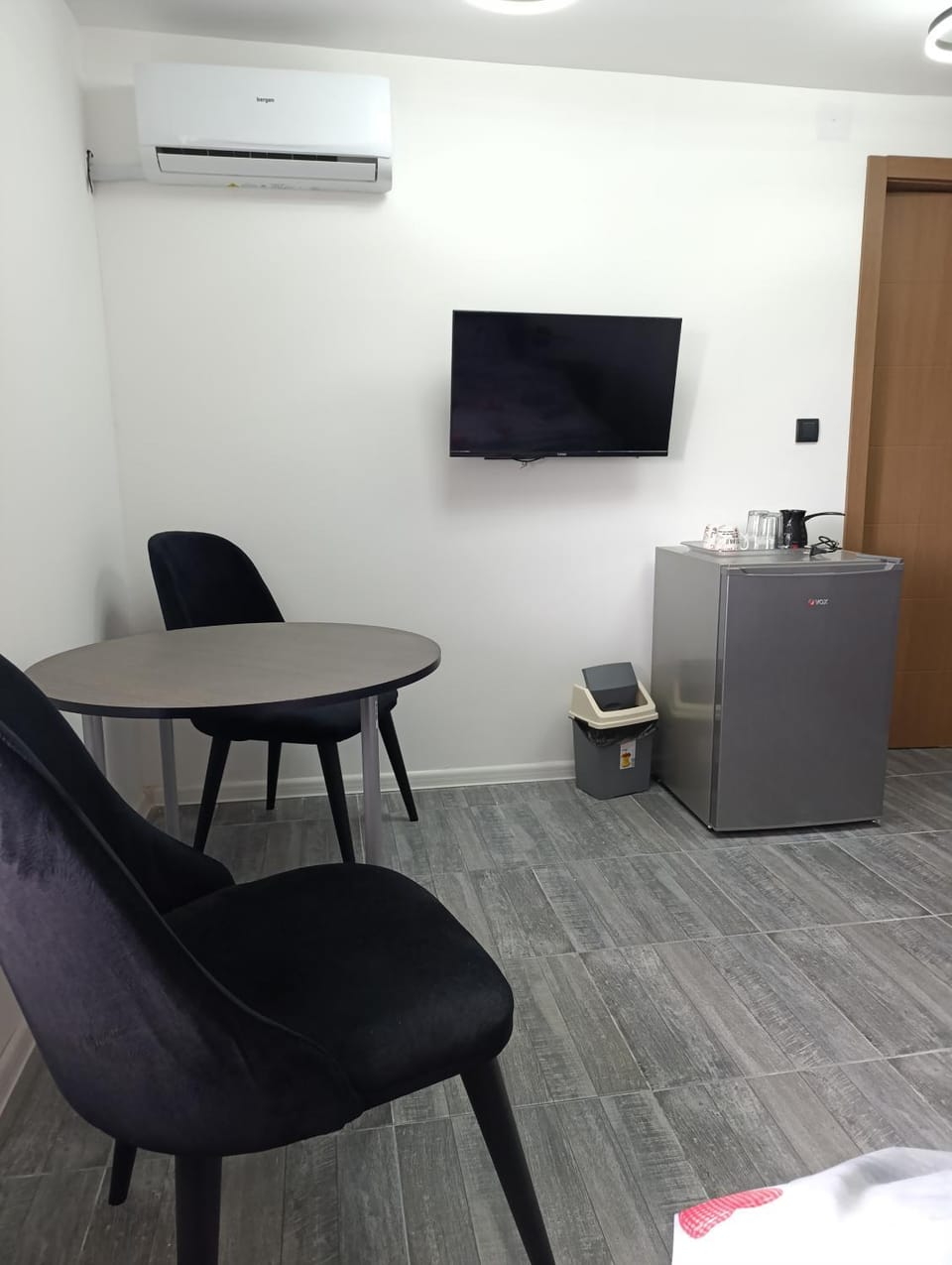 TV and multimedia, Seating area, air conditioner