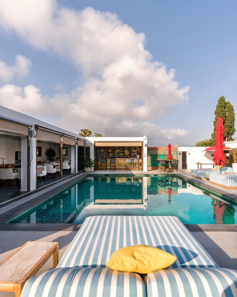 Swimming pool, sunbed