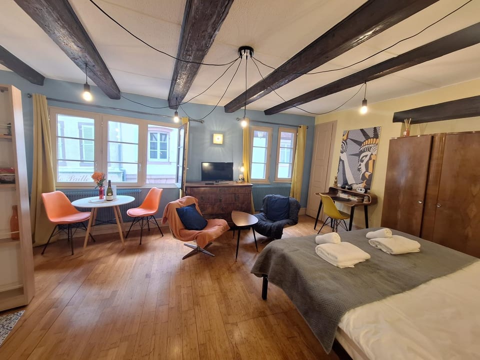 Bed, Living room, Photo of the whole room, Seating area, Dining area, Bedroom, towels