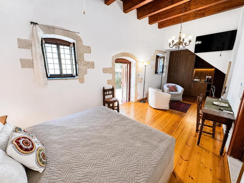 Bed, TV and multimedia, Photo of the whole room, Seating area, Bedroom