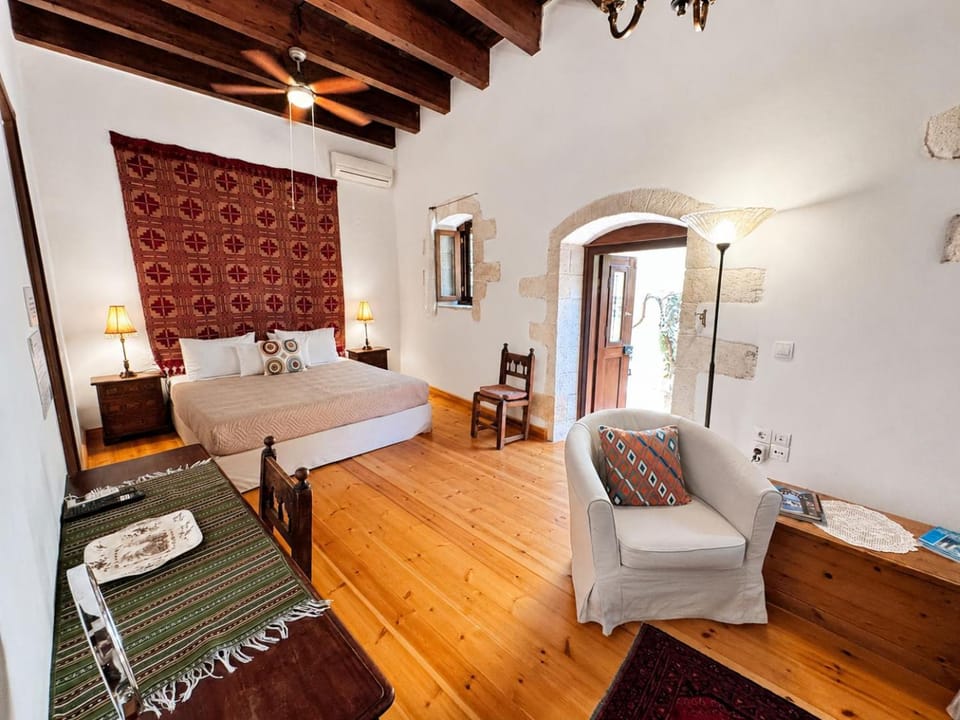 Bed, Photo of the whole room, Seating area, Bedroom